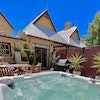 central 3 bedroom townhouse with hot tub