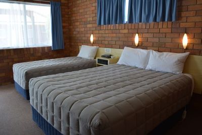 Family Room 1 Queen/1 Single