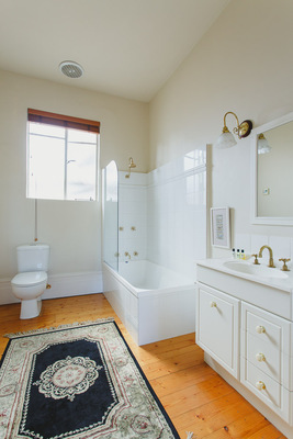 Cambridge - One Bedroom Apartment with Kitchenette & Lounge