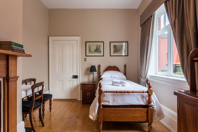 Cambridge - One Bedroom Apartment with Kitchenette & Lounge