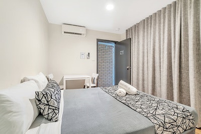 Budget Queen Room - Street Parking