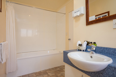 One Bedroom Spa Bath Unit 