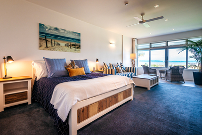 Luxury Waterfront Suite Super King Bed