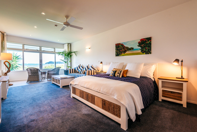 Luxury Waterfront Suite Super King Bed