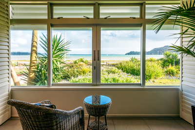 Luxury Waterfront Suite Super King Bed