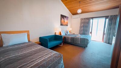 QUEEN + SINGLE (SLEEPS 3) - Standard Rate