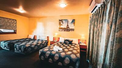 QUEEN + TWO SINGLE (SLEEPS FOUR) - Standard Rate