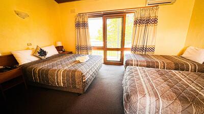 QUEEN + TWO SINGLE (SLEEPS FOUR) - Standard Rate