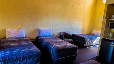 QUEEN + THREE SINGLE - Standard Rate