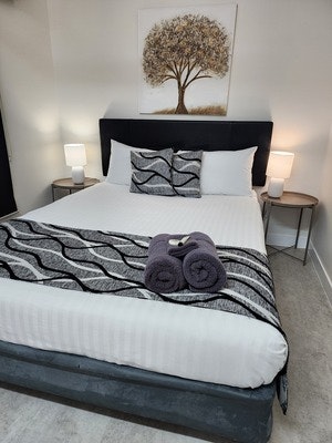 Queen Family Room with Kitchen x5p Standard