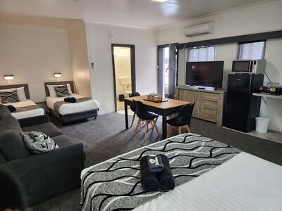 Queen Room/Family Room - Sleeps up to 6 people