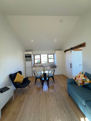 8 - Bronte Loft with Breakfast