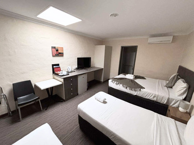 Large room with solar skylight (no window) - Flexible inc Breakfast